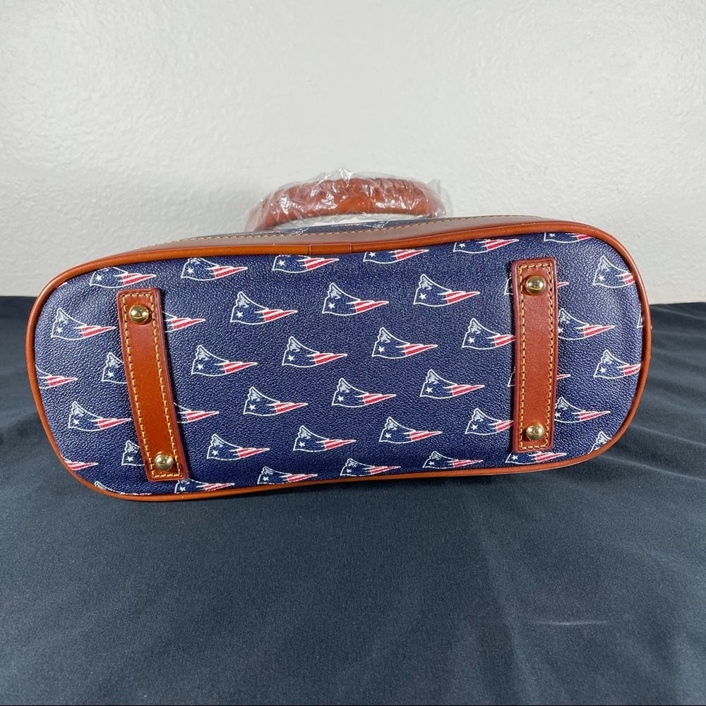 Patriots Domed NFL Crossbody Zip Satchel - Picture 4 of 8